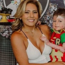 Mãe do menino Gui é assaltada na saída do jogo do Vasco - Reprodução/Instagram/@tayanegandra