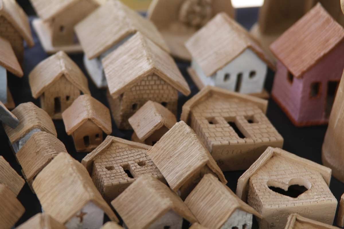 As casas simples da região ganham miniaturas em cerâmica 