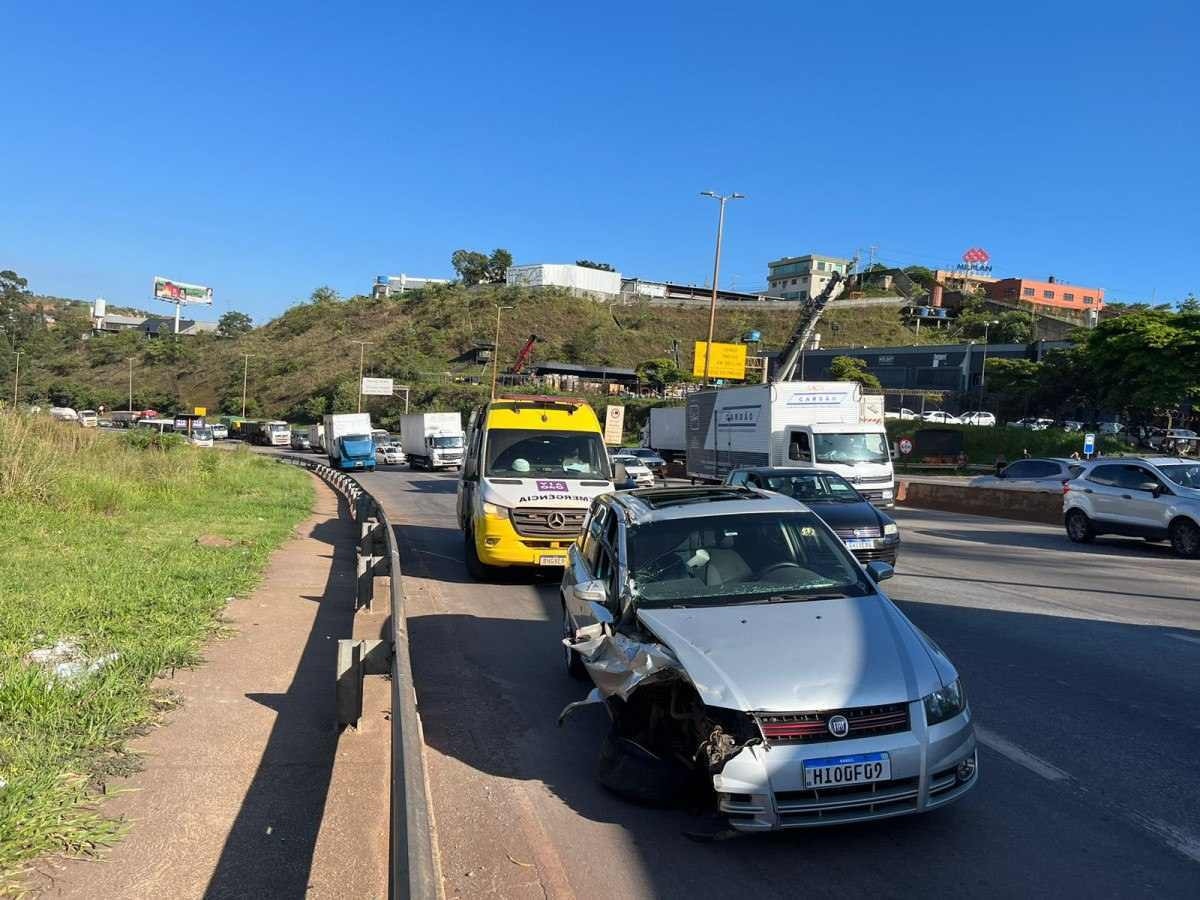 Acidente entre carro e caminhão complica trânsito no Anel Rodoviário