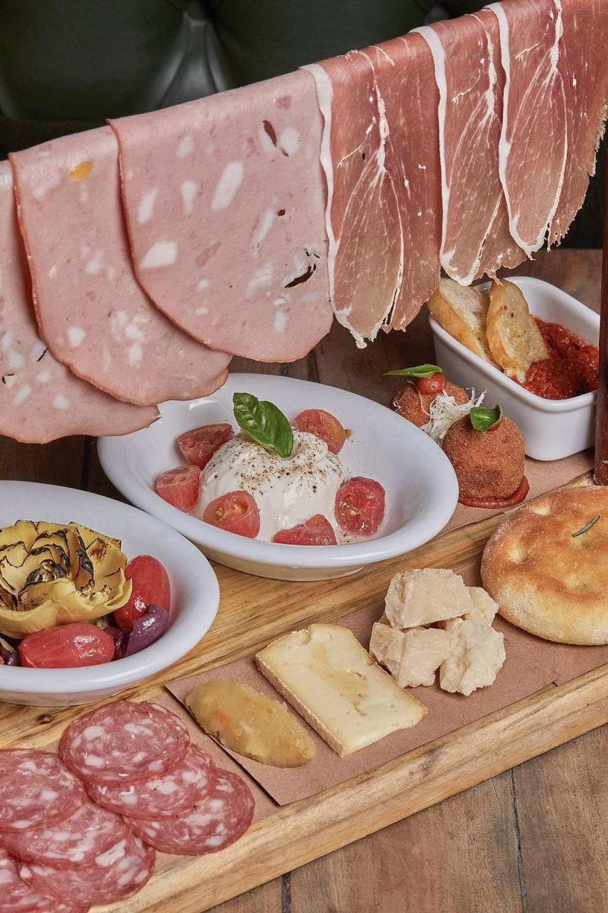 Tagliere (R$ 85,00): Seleção de antepasto, queijos e embutidos da casa. Tagliere (R$ 85,00): Seleção de antepasto, queijos e embutidos da casa.