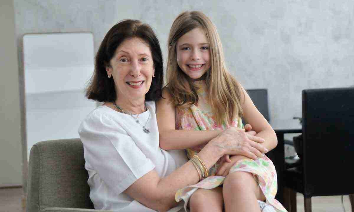 Ana Cecília Carvalho e a neta Stella Valente lançam livro a quatro mãos