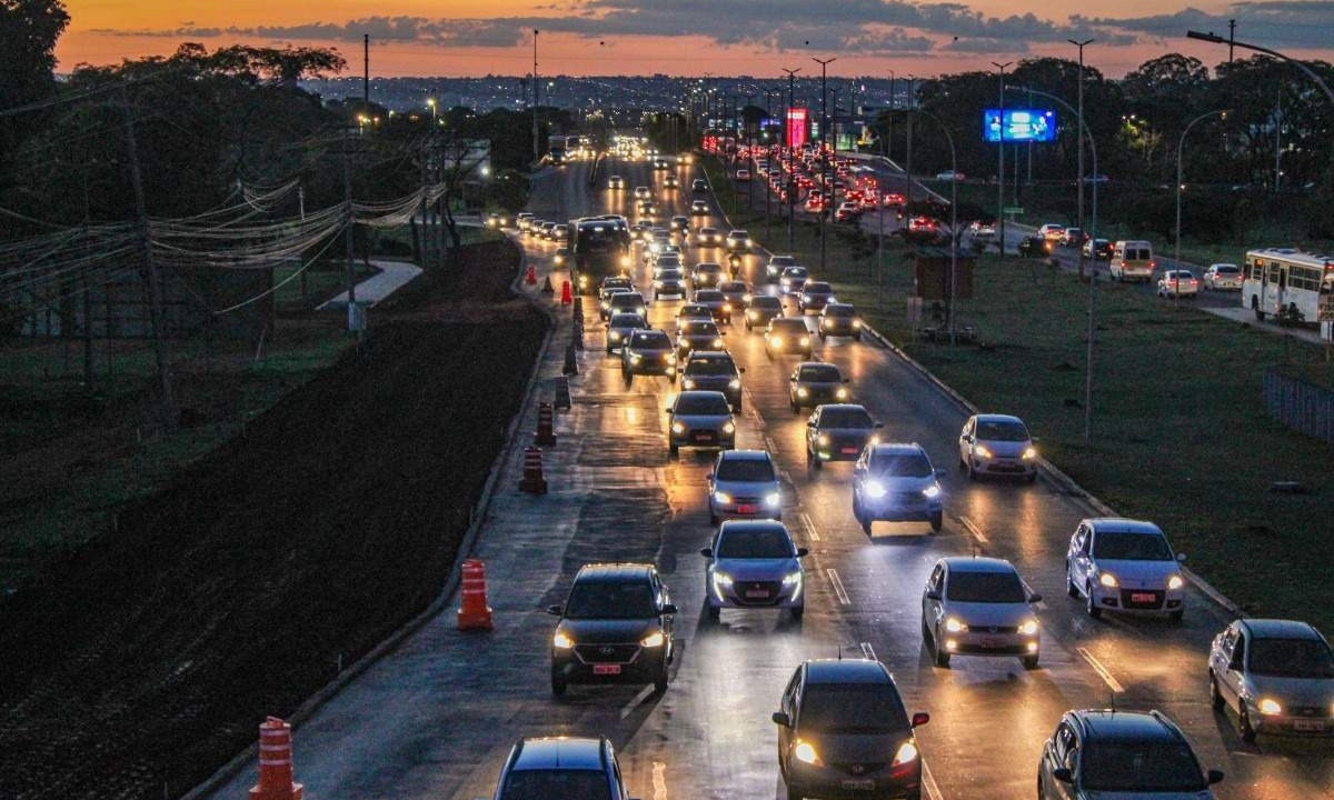 Fila de carros causada pelos serviços no Setor Policial Sul -  (crédito:  Kayo Magalhães/CB/D.A Press)