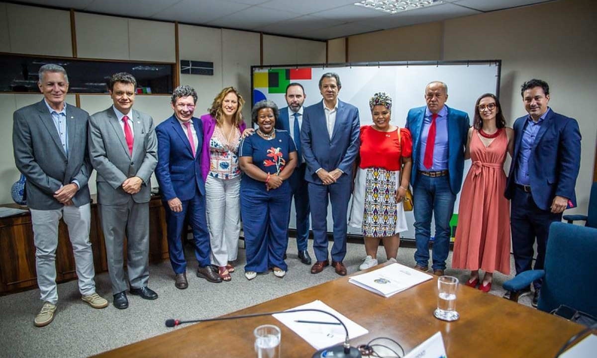 Deputados estaduais e federais se encontram com ministro Fernando Haddad para manifestar apoio a alternativa apresentada pelo presidente do Congresso Rodrigo Pacheco (PSD-MG) para equacionar a dívida de Minas Gerais com a União -  (crédito:  Diogo Zacarias/ Ministério da Fazenda)