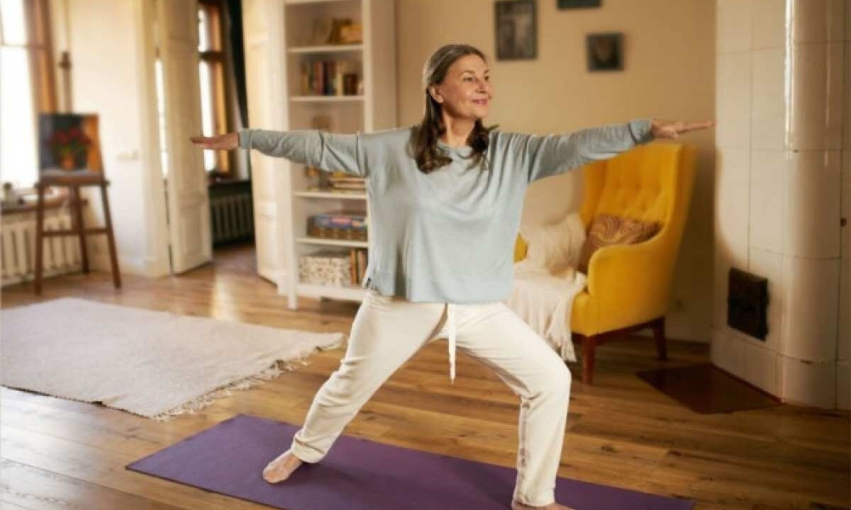 Yoga ajuda a combater a ansiedade gerada pelo fim de ano  -  (crédito:  shurkin_son | Shutterstock)