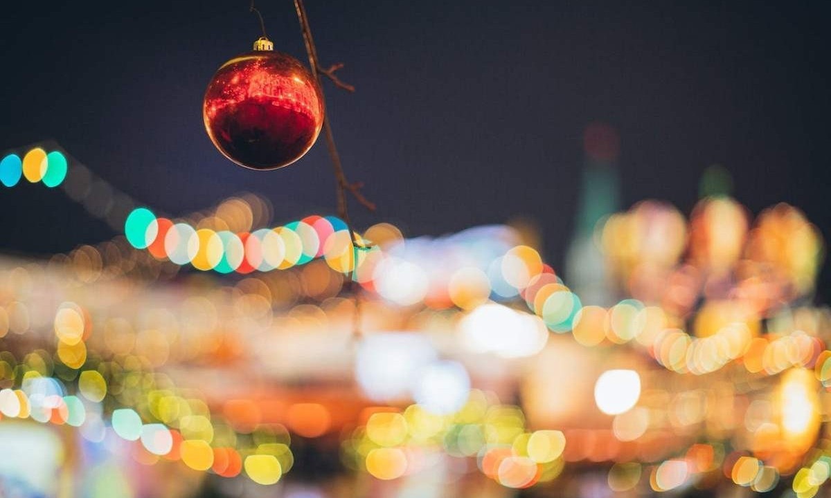 Bola colorida em enfeite de Natal, imagem meramente ilustrativa -  (crédito: Elina Fairytale/Pexels)