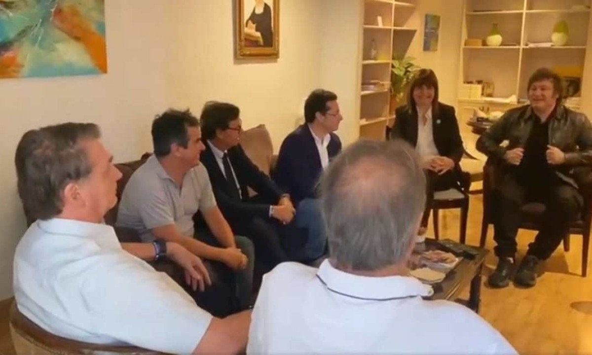 Bolsonaro esteve com Milei e sua vice, Patricia Bullrich, acompanhado pelo ex-secretário de Comunicação da Presidência Fabio Wajngarten, pelo deputado federal Eduardo Bolsonaro (PL-SP) e pelo presidente do PL, Valdemar Costa Neto -  (crédito: Redes Sociais/ Reprodução)