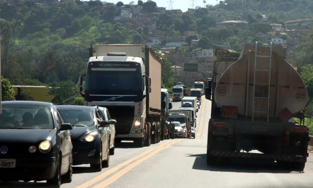 Trânsito na BR-381 na altura de Santa Luzia, cenário frequente na 'Rodovia da Morte' -  (crédito: Jair Amaral/EM/D.A Press)