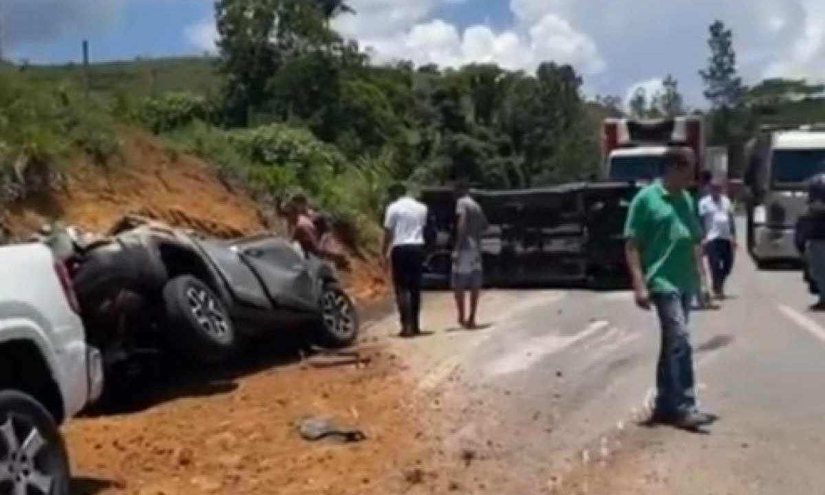 Carreta ficou tombada na pista, e o trânsito no local está interditado
 -  (crédito: Redes sociais/Reprodução)