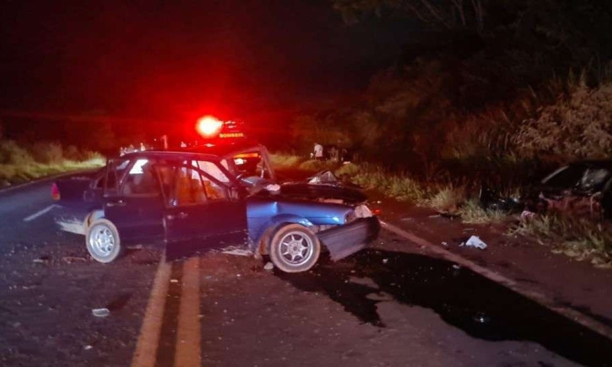 Grave acidente envolvendo três carros, em Alfenas, no Sul de Minas  -  (crédito: CBMMG/Divulgação )