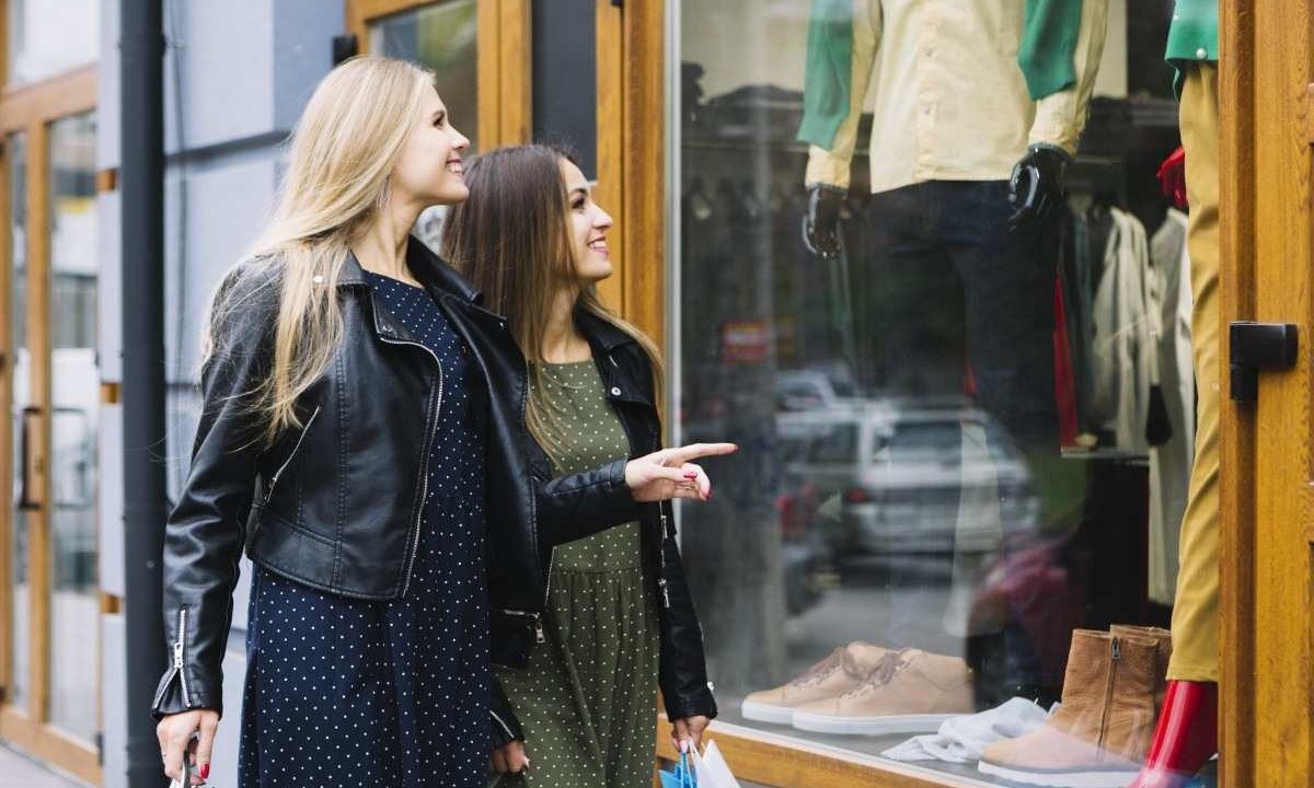 Duas mulheres olham vitrine de rua -  (crédito: freepik)