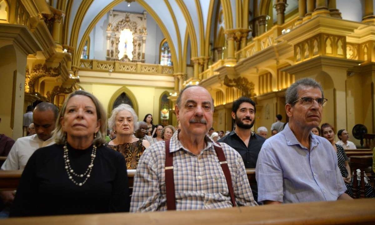 Prefeito Fuad Noman (PSD) e presidente da Câmara de BH Gabriel Azevedo (sem partido) participam de missa que celebra o centenário do Santuário Arquidiocesano da Santíssima Eucarístia, mais conhecido como Igreja Nossa Senhora da Boa Viagem -  (crédito: Túlio Santos/EM/D.A Press)