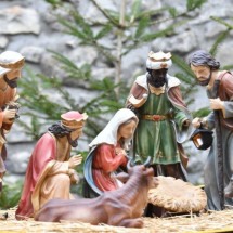Entre tradição católica e folclore de Natal, o presépio completa 800 anos - Yann COATSALIOU / AFP