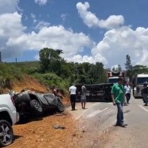 Motorista é arremessado de caminhão e morre em grave acidente na BR-381