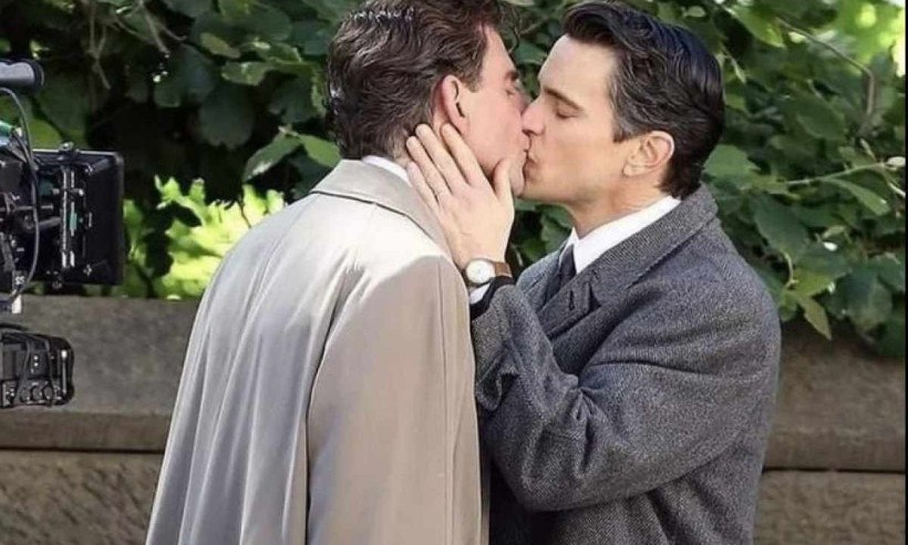 Atores Bradley Cooper e Matt Bomer se beijam no filme Maestro