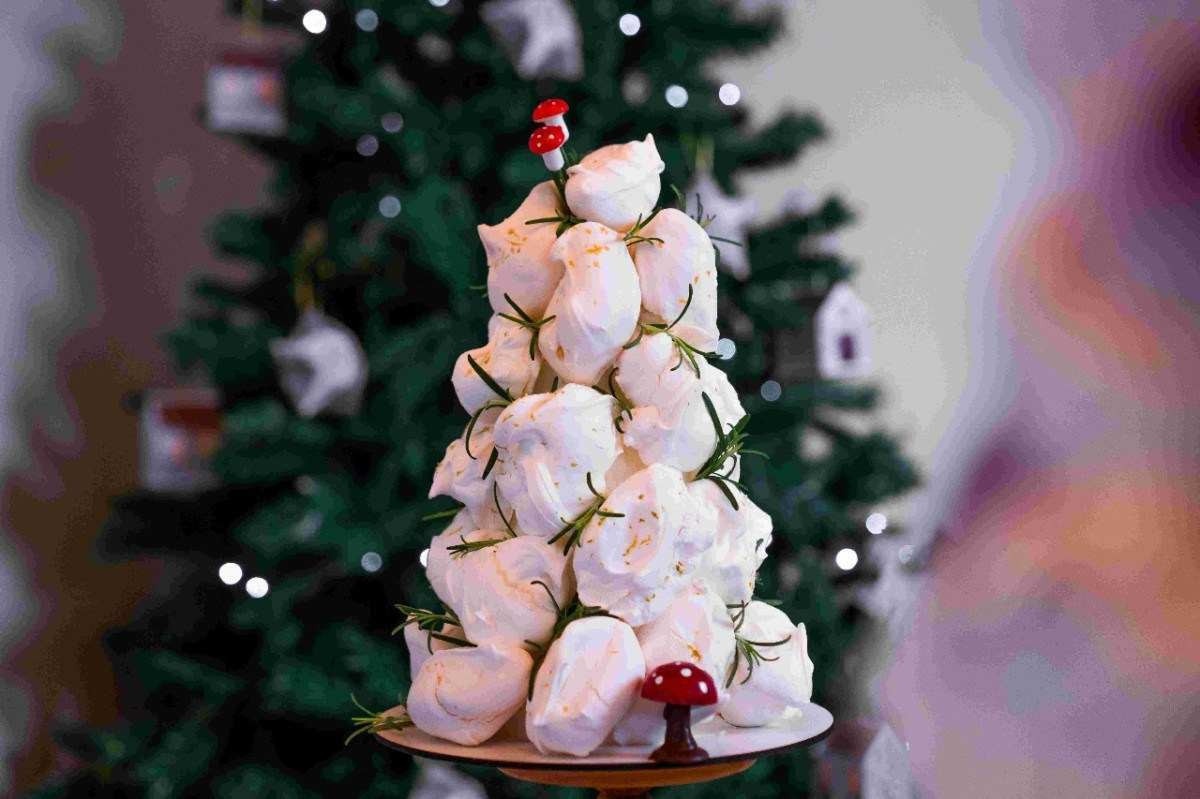 Enfeite ou sobremesa? Confeitarias apostam em árvores doces para o Natal
