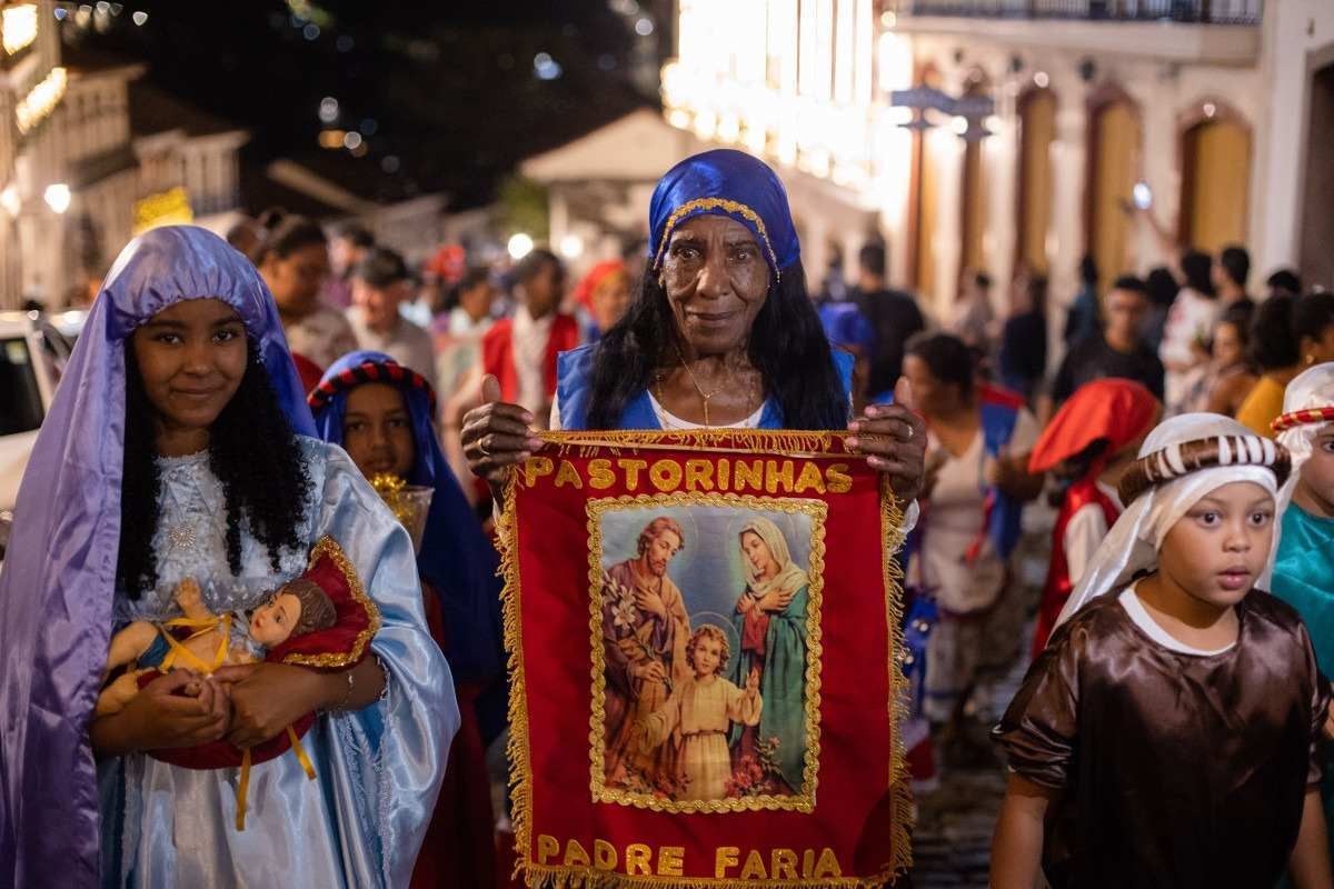 As Pastorinhas seguem os cortejo religioso no Natal da Mineiridade de Ouro Preto