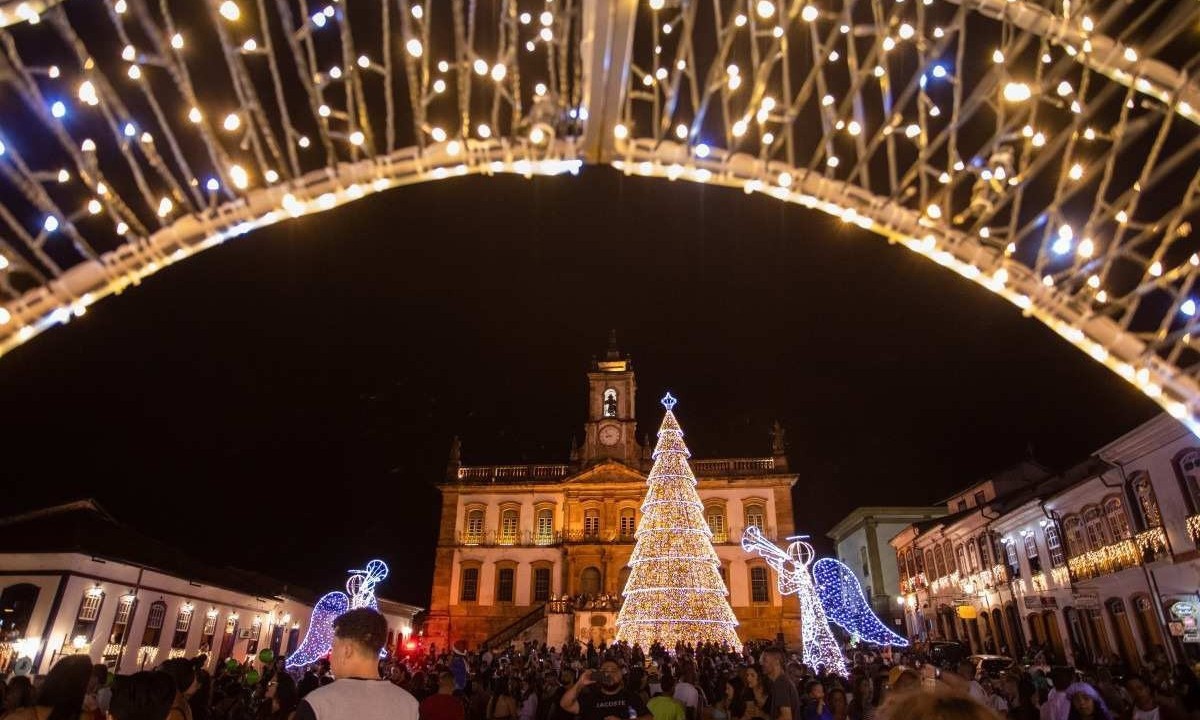Decoração de Natal na Praça Tiradentes, em Ouro Preto, encanta o público com as milhares de luzinhas -  (crédito:  Ane Souz)