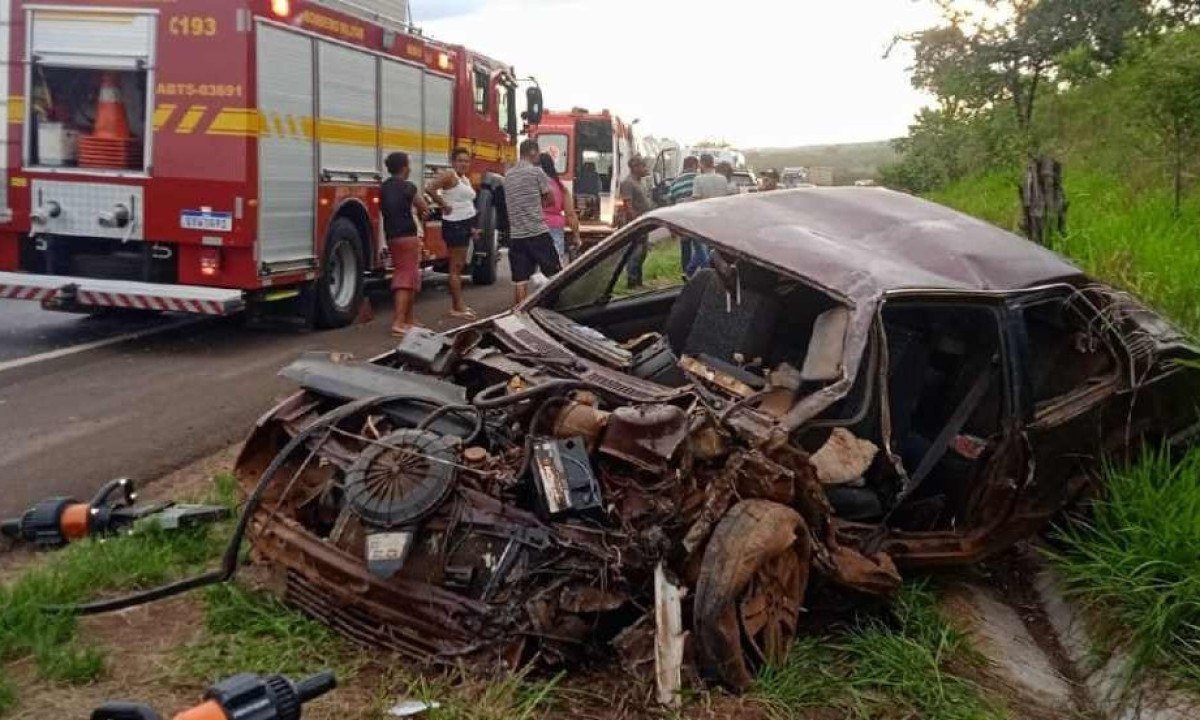 O carro ficou destruído após a batida. O motorista, de 44 anos, morreu  -  (crédito: CBMMG/Divulgação )