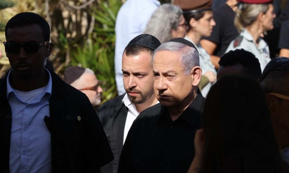  Benjamim Netanyahu em velório de vítima dos terroristas do Hamas, em 8/12 -  (crédito: Oren ZIV / AFP)