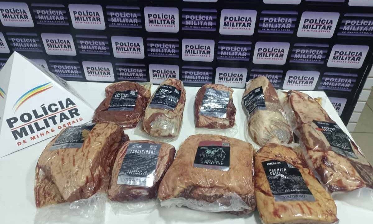 Ao todo, a Polícia Militar Rodoviária apreendeu dez peças de carne com os suspeitos -  (crédito: PMRv/Divulgação )