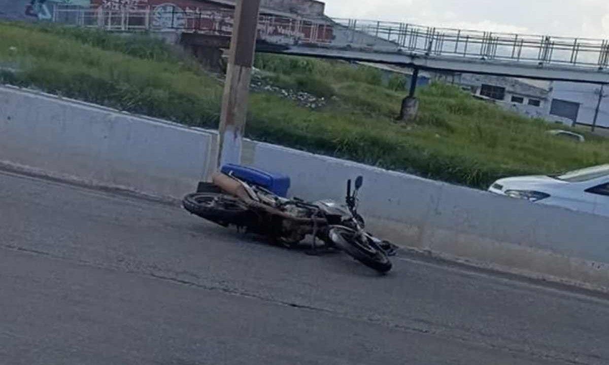 Polícia Militar foi ao local e encontrou o corpo no meio da pista e a moto caída perto da mureta divisória da via, nas proximidades do km 464 -  (crédito: Redes sociais/Reprodução)