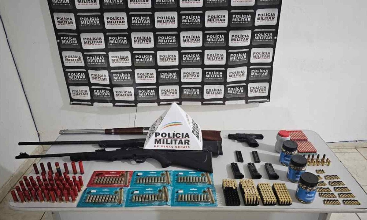 Armas e munições encontradas na casa do suspeito  -  (crédito: PMMG/Divulgação )