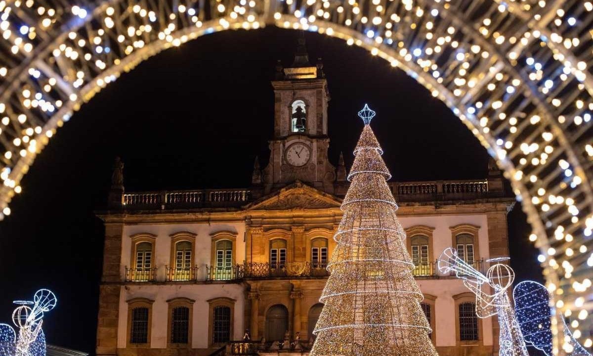 Em Ouro Preto, mais de um milhão de pontos de luzes foram distribuídos no centro histórico; fazem parte da iluminação da árvore de Natal de 20 metros de altura localizada na praça Tiradentes -  (crédito: Divulgação/Ane Souz)