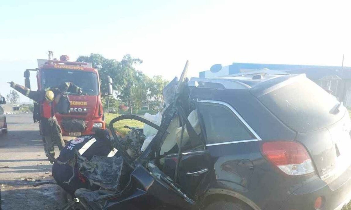 Carro ficou completamente destruído com o acidente -  (crédito: PMRv/Divulgação)