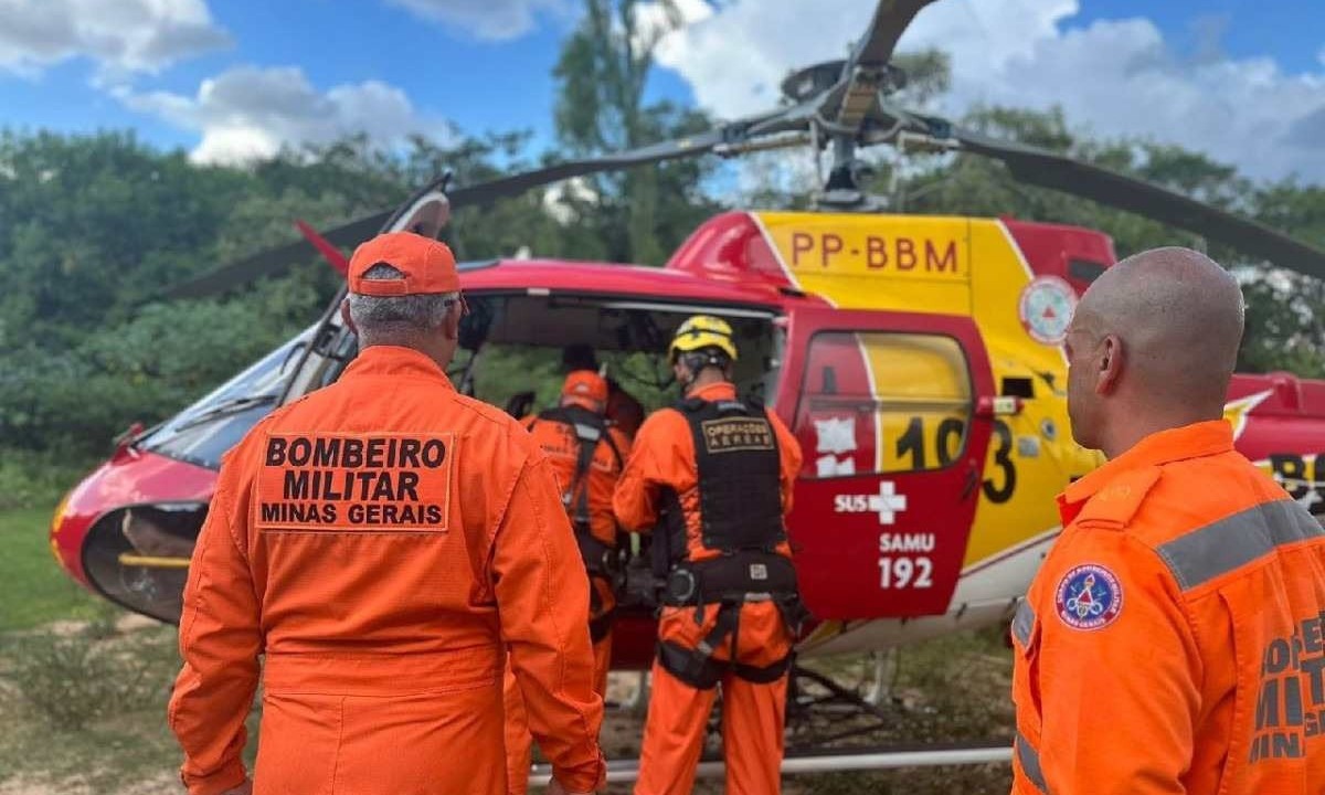 Helicóptero Arcanjo foi acionado para resgatar o jovem -  (crédito: Corpo de Bombeiros/Divulgação)