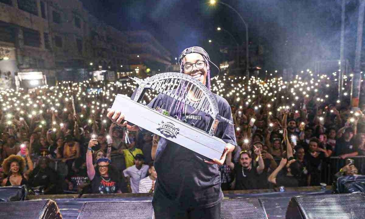 A rapper Kaemy com seu troféu
 -  (crédito: Cadu Passos/Divulgação)