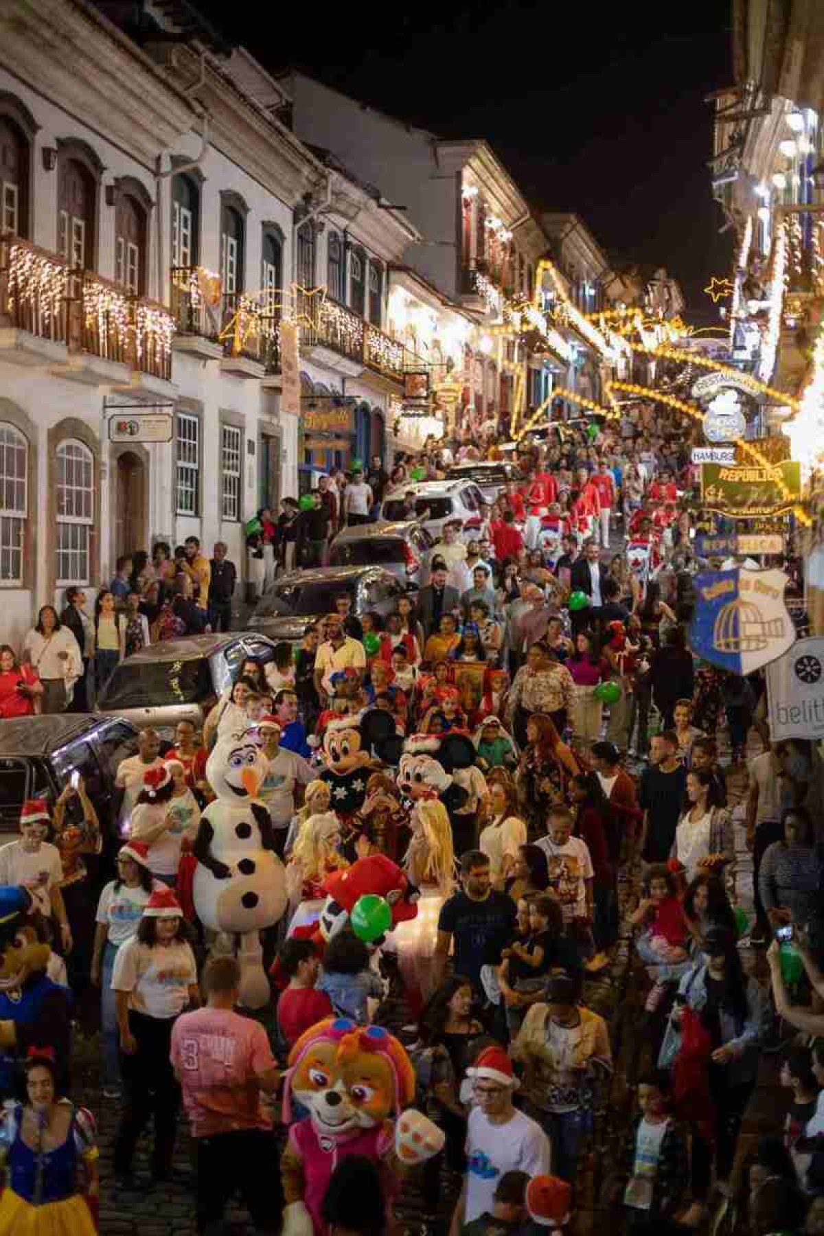 Papai Noel, Mamãe Noel e bonecos de neve caíram no samba ao ritmo do bloco Zé Pereira do Club dos Lacaios em Ouro Preto