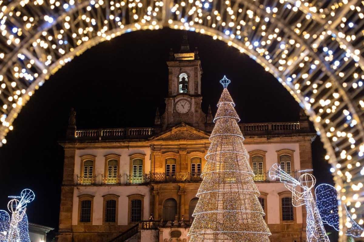 Luzes de Natal iniciam temporada festiva nas cidades históricas