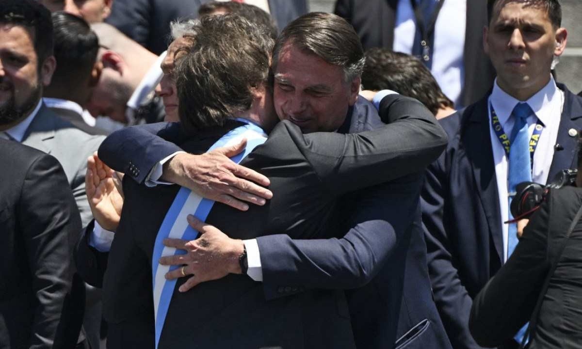 Ex-presidente Jair Bolsonaro (PL) foi a posse de Javier Milei, novo presidente da Argentina; o brasileiro teria tentado aparecer na foto dos chefes de Estado mas teria sido barrado -  (crédito: Luis ROBAYO / AFP)