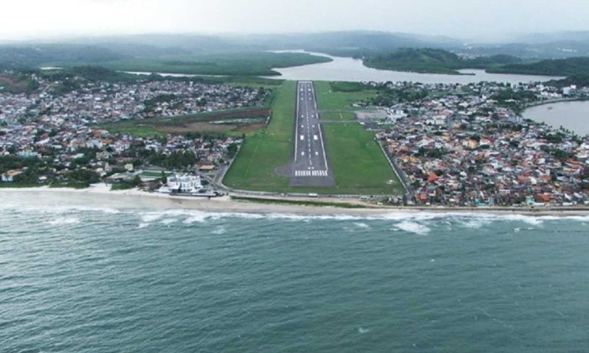 Aeroporto de Ilhéus (BA), visto do alto, mostra o risco de pousos e decolagens feitos em pista curta e com água por todos os lados -  (crédito: Divulgação)