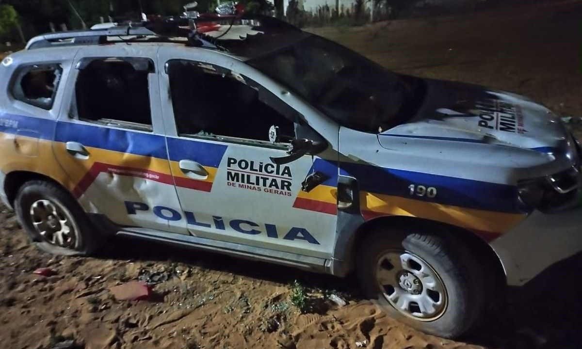 A viatura da Polícia Militar foi apedrejada por pessoas que estavam no local  -  (crédito: Redes sociais/reprodução )