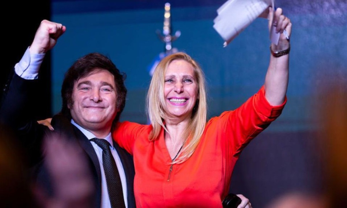 Javier Milei com sua irmã Karina comemorando a vitória após eleição na Argentina -  (crédito: Getty Images)