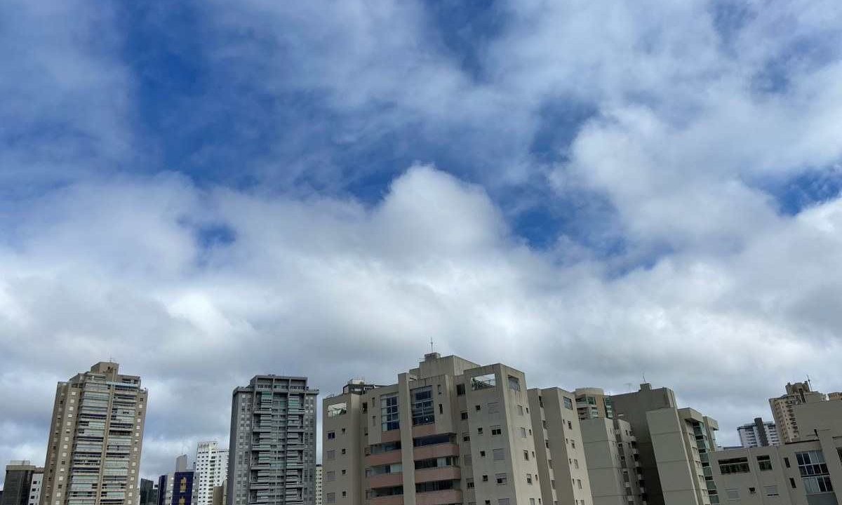 Céu parcialmente nublado na manhã deste sábado (25) -  (crédito: Pedro Faria/EM/D.A. Press)