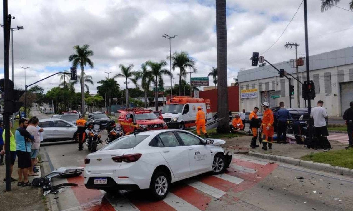 Acidente aconteceu por volta das 08h30 deste domingo (10) -  (crédito: Rafael Alves/EM/D.A. Press)