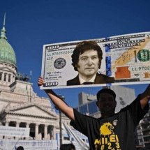  Milei toma posse com a economia como fantasma - Luis ROBAYO / AFP