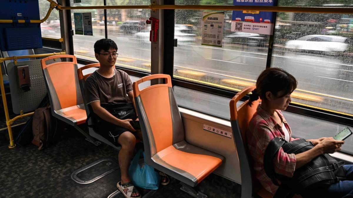 Passageiros viajam em um ônibus elétrico em Shenzhen, província de Guangdong, no Sul da China