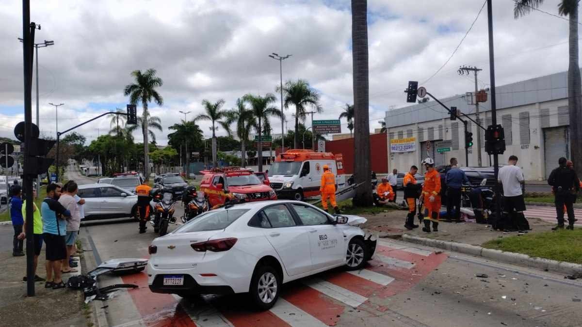 Acidente entre viatura da Polícia Civil e táxi deixa quatro feridos na avenida Antônio Carlos
