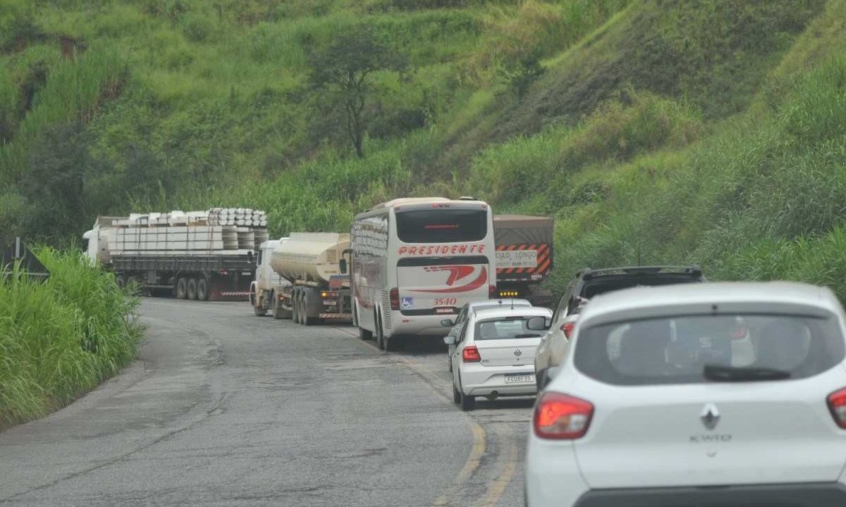 Trânsito parado e risco de acidentes na altura de João Monlevade: rotina frequente na BR-381 -  (crédito: Alexandre Guzanshe/EM/D.A Press)