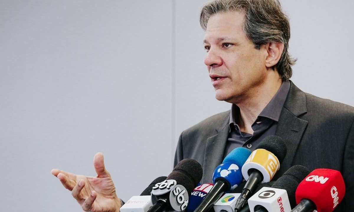 Ministro da Fazenda Fernando Haddad (PT) anuncia que presidente Luiz Inácio Lula da Silva (PT) deu aval para a proposta alternativa à desoneração da folha de pagamentos -  (crédito: Kelly Fersan/ Ministério da Fazenda)