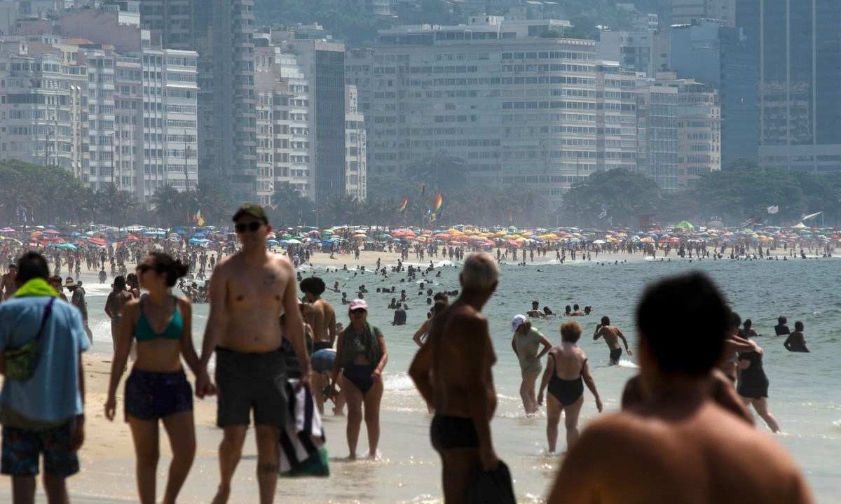 Moradores de Copacabana acorrentam caixa de som e adotam celular do ladrão contra violência
       -  (crédito: Tercio TEIXEIRA/AFP)