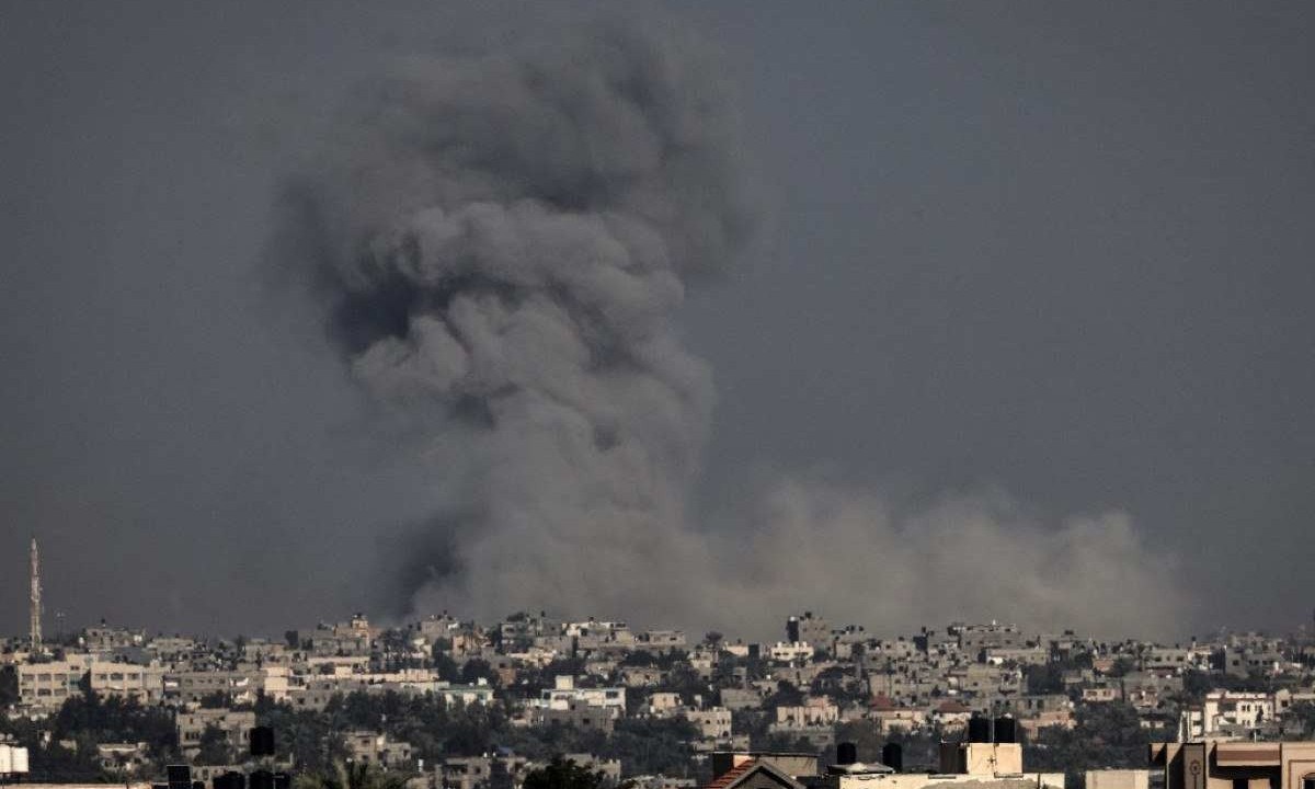  Fumaça subindo sobre Khan Yunis, no sul da Faixa de Gaza, durante um ataque israelense em 11 de dezembro de 2023 -  (crédito: Mahmud HAMS / AFP)