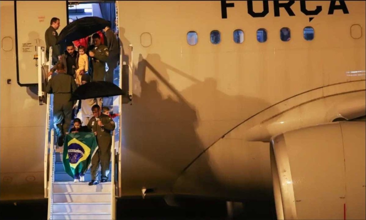Grupo de brasileiros desembarcou em Brasília na madrugada desta segunda-feira (11/12) vindo de Gaza -  (crédito: Antônio Cruz/Agência Brasil)