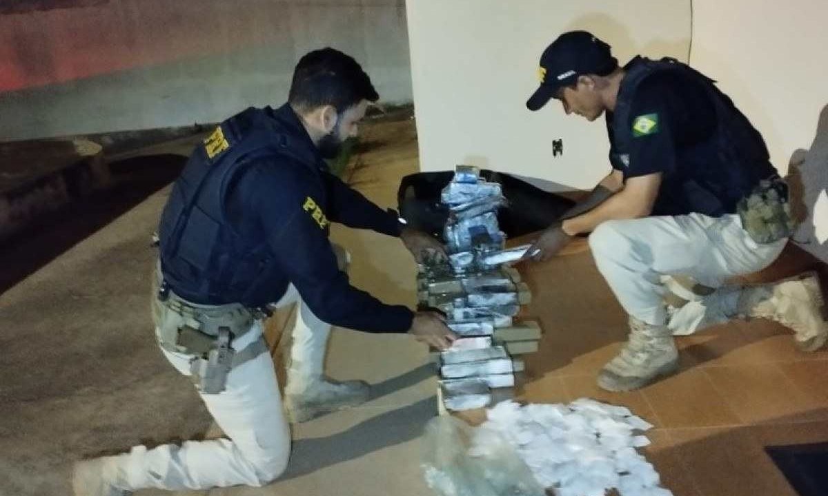 Polícia encontrou 75 tabletes de maconha e 800 papelotes de cocaína dentro de mala de passageira de ônibus -  (crédito: PRF/Divulgação)