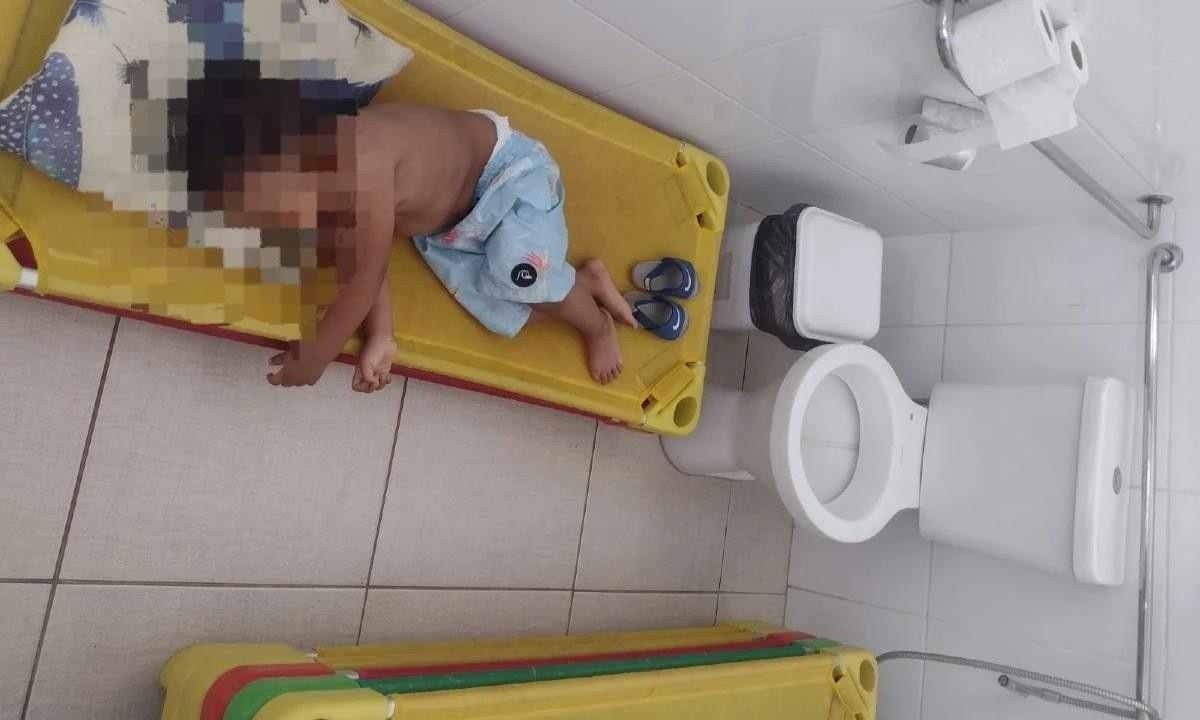 A criança foi colocada parar dormir em uma cama portátil no banheiro -  (crédito: Arquivo pessoal/ Milene Milheiro)