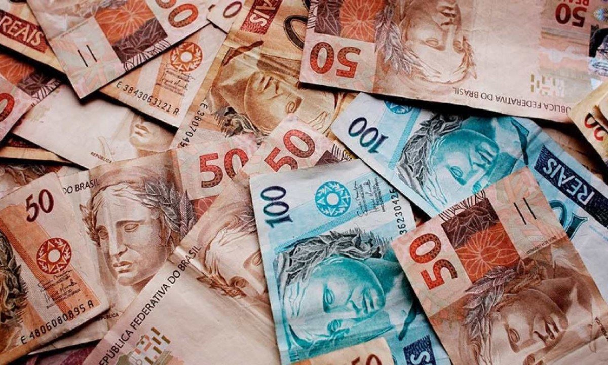Notas de 50 e 100 reais espalhadas -  (crédito: Pixabay)