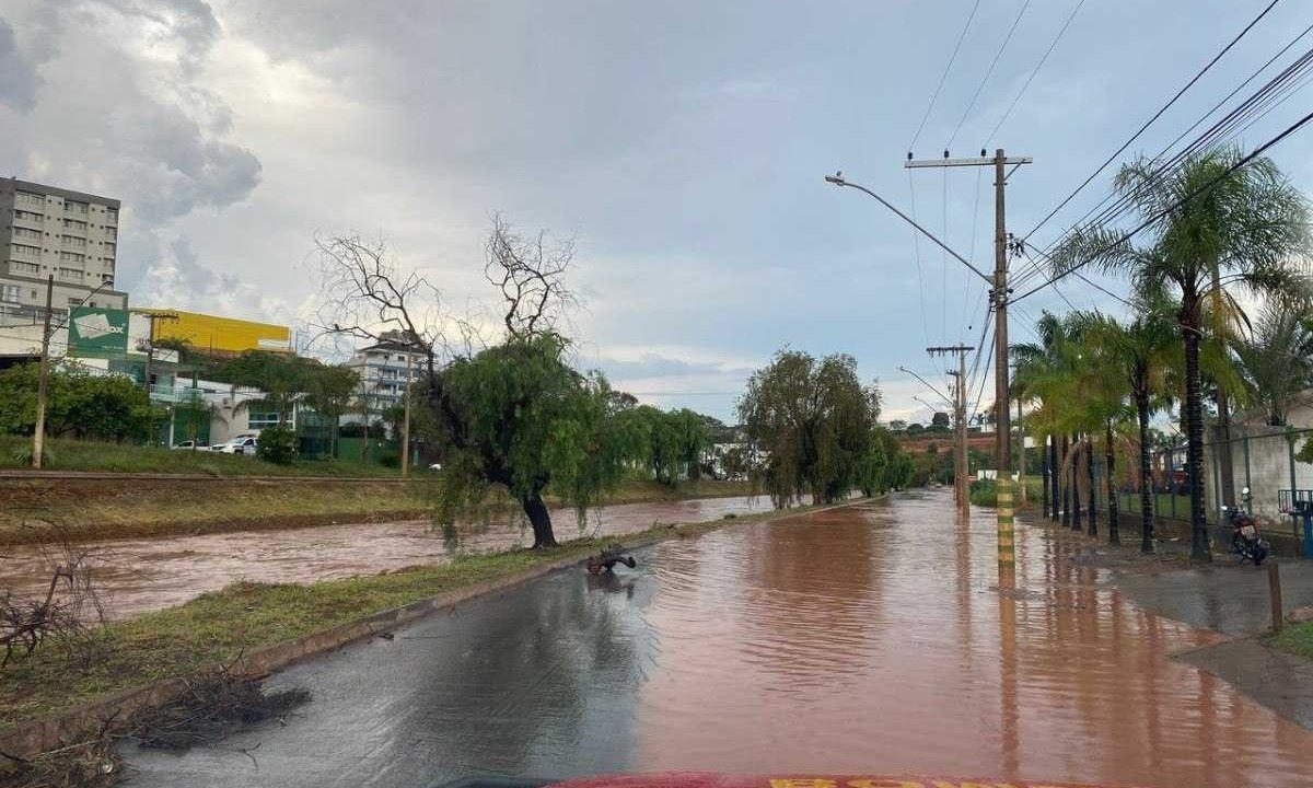 Ruas ficaram alagadas em Patos de Minas -  (crédito: CBMMG/Divulgação)